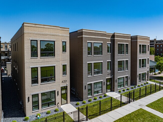 Building Photo - 428 E 50th Pl