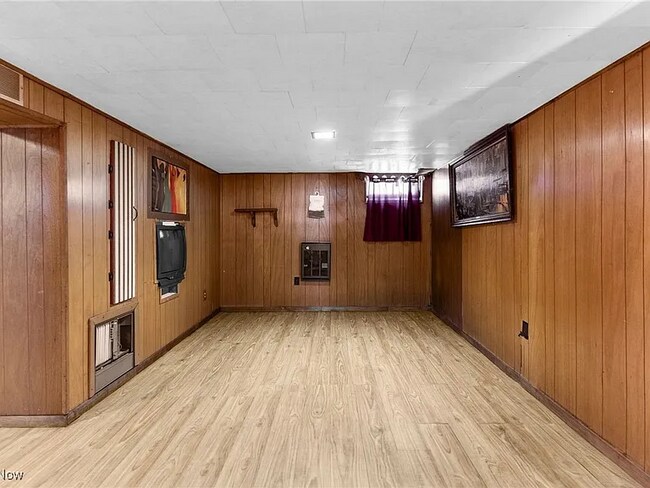 Building Photo - 566 Sunshine Ave