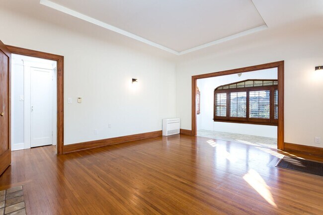 Building Photo - Charming Spanish in Kensington