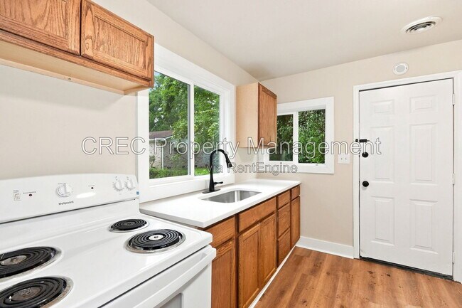 Building Photo - 1605 Pineview Rd