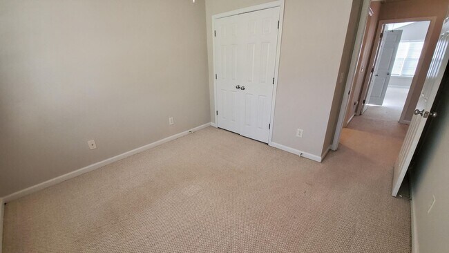 Building Photo - 3 Bedroom / 2.5 Bath in South Durham Neighborhood!