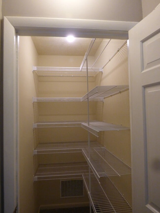 Building Photo - COMING SOON! Beautiful All Electric Townhome! Converted Garage, W/D, Small Pets Ok!