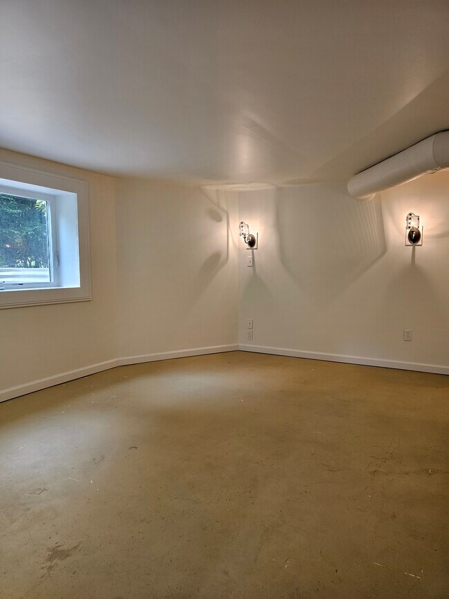 Building Photo - 309 NE Graham St