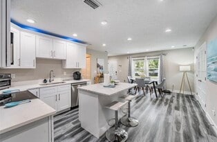 Kitchen - 7308 N Dartmouth Ave