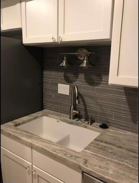 Kitchen sink - 1880 White Oak Dr