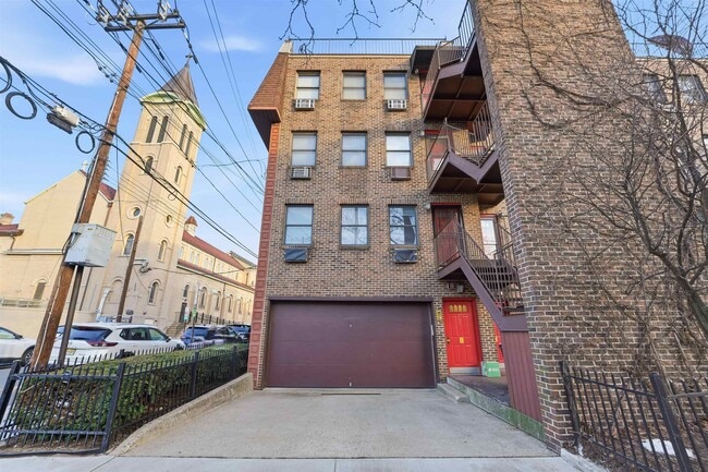 Building Photo - 635 Madison St