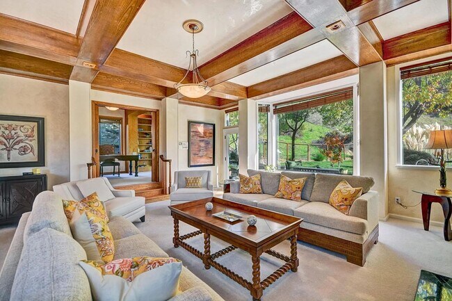 Building Photo - STUNNING LUXURY HOME WITH GORGEOUS SETTING IN WONDERFUL ORINDA!