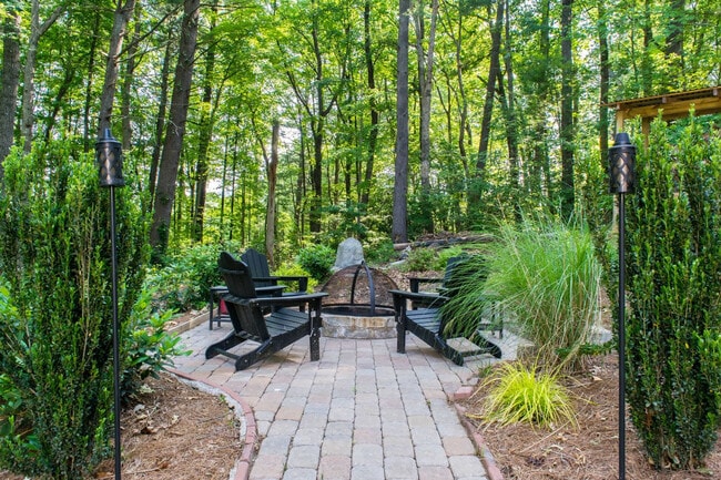 Building Photo - 2750 Holly Hill Dr