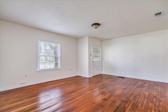 Building Photo - 1119 N LBJ Dr