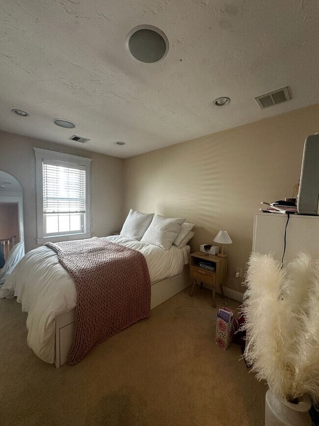 Building Photo - Spacious 3 Bed 2.5 Bath Single-Family Home...