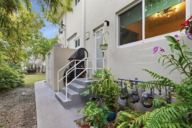 Building Photo - 9881 W Bay Harbor Dr
