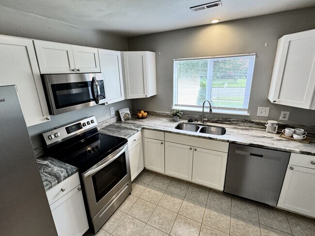Building Photo - 1423 Goldfinch Ln