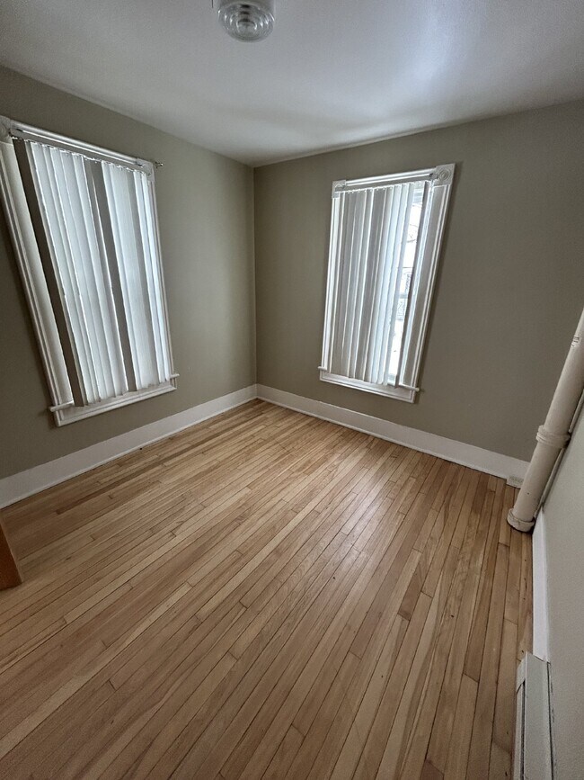 Building Photo - 4 bed 1 bath close to Water St, biking/wal...