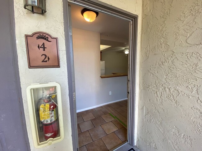 Building Photo - 2 Bedroom Condo in Arbor Hills Gated Community