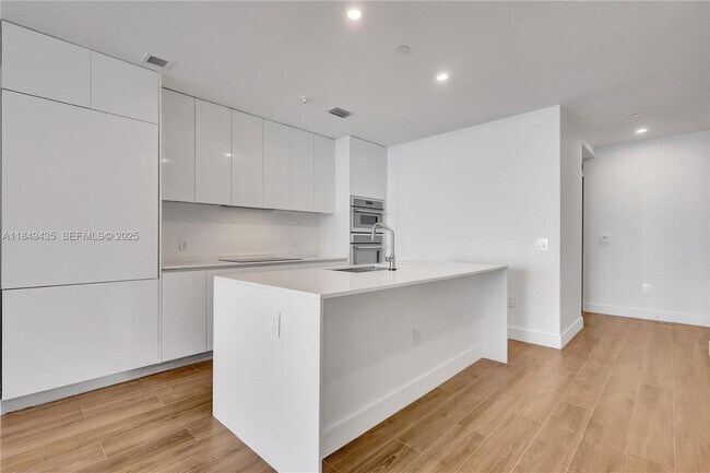 Building Photo - 700 NE 24th St