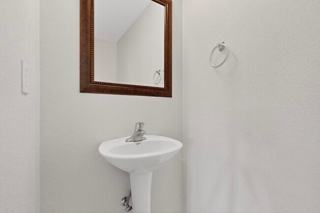 Building Photo - 2713 Violeta Cir SE