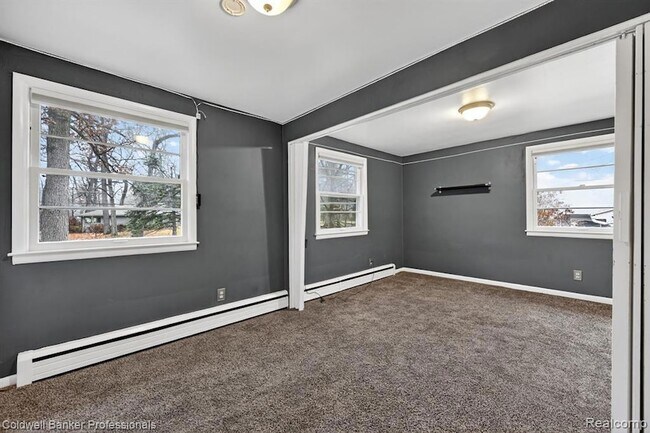 Building Photo - 4448 Greenwood Dr