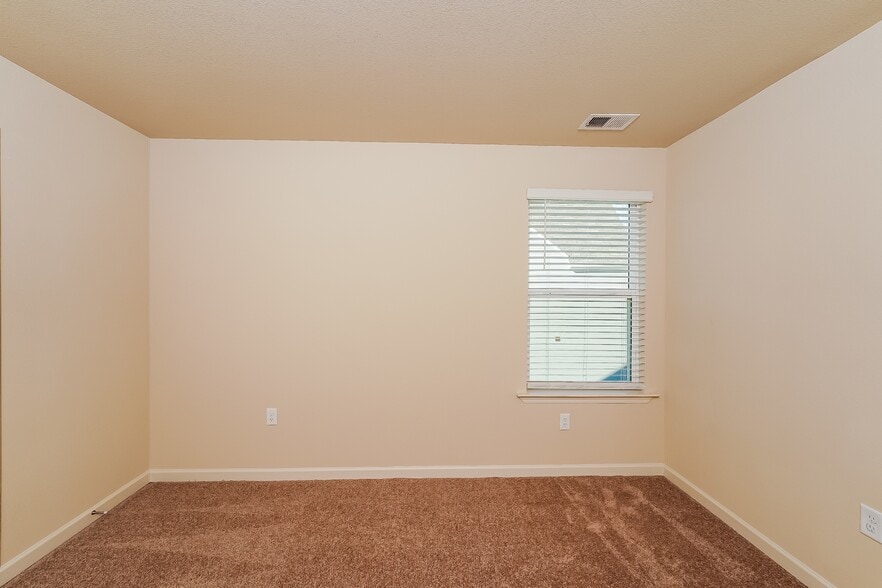 Building Photo - 335 Clover Cir