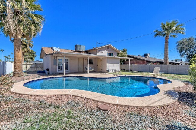 Building Photo - Old Town Remodeled Four Bedroom!