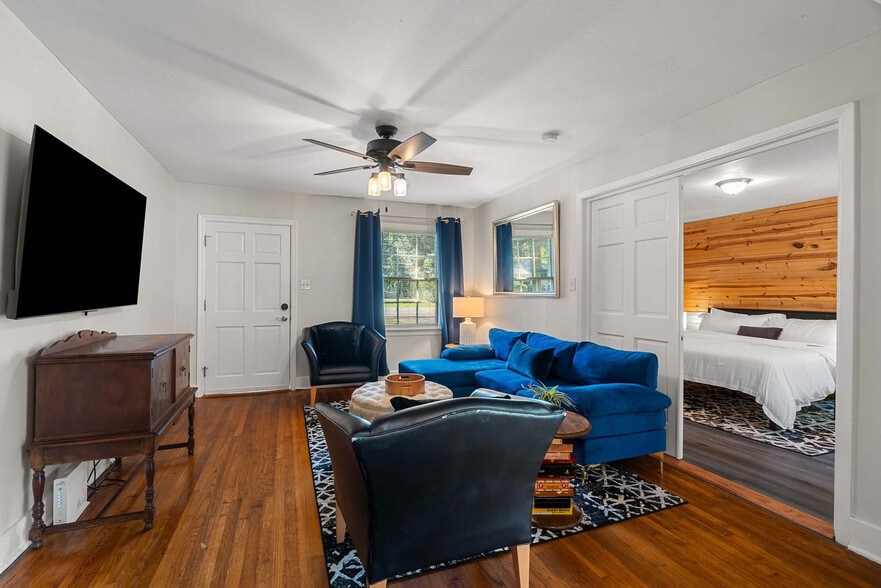 Building Photo - 1707 1st Terrace