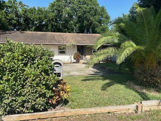 Building Photo - Quaint yet spacious 2/1 duplex avaliable f...
