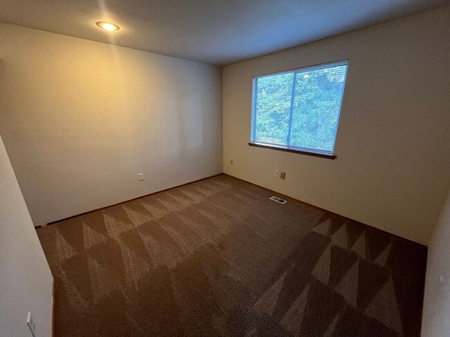 Building Photo - AVAILABLE NOW! Large 3-bedroom/3-bathroom ...