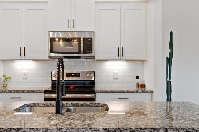 Building Photo - Franklin Townhome For Lease