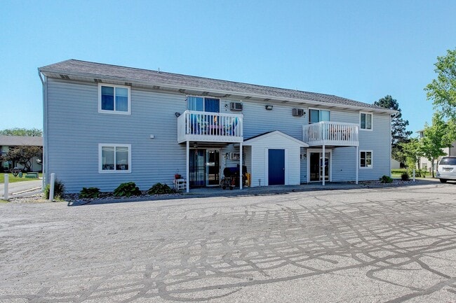 Building Photo - 2 BED 1 BATH UPPER LEVEL APARTMENT