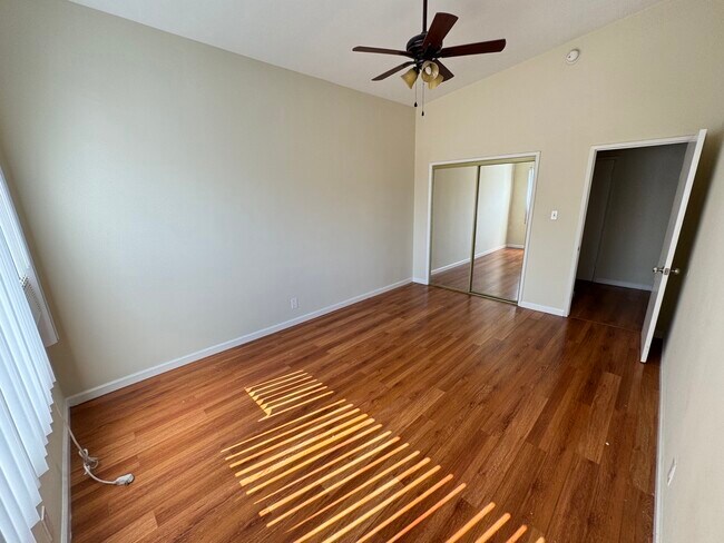 Building Photo - 521 S Manhattan Pl
