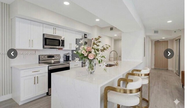 Building Photo - 16485 Collins Ave