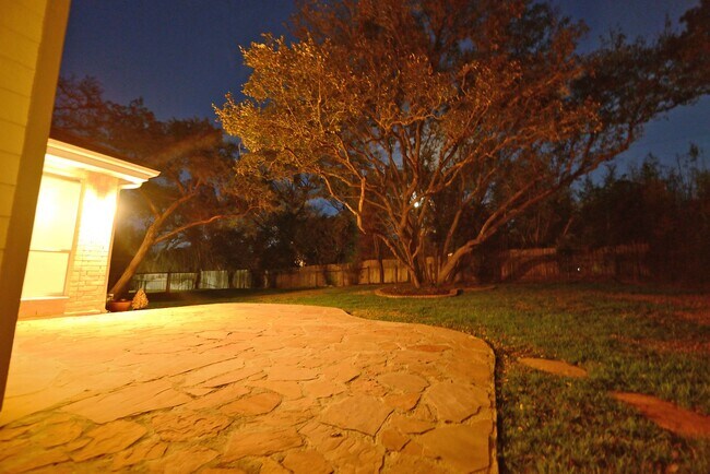 Building Photo - RENOVATED 4-BEDROOM IN MISSION RIDGE