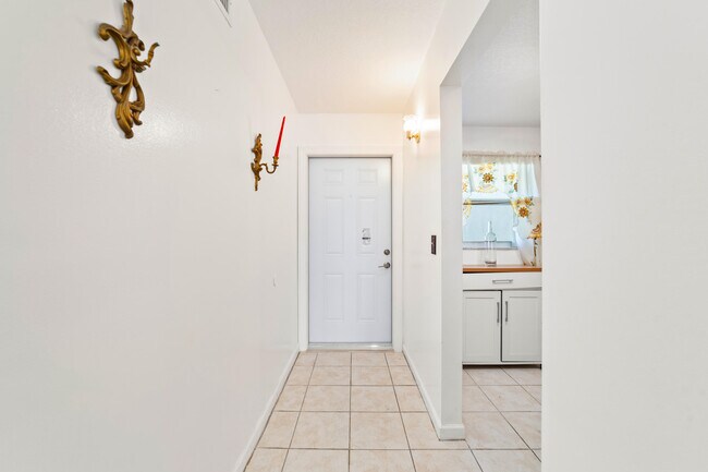 Building Photo - 230 NE 26th Ave