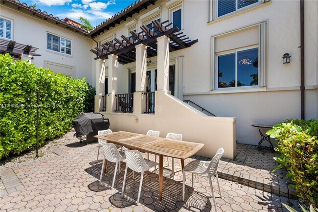 Building Photo - 13636 Deering Bay Dr