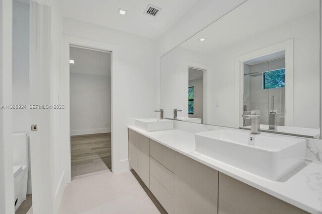 Building Photo - 4100 E Gardenia Ave