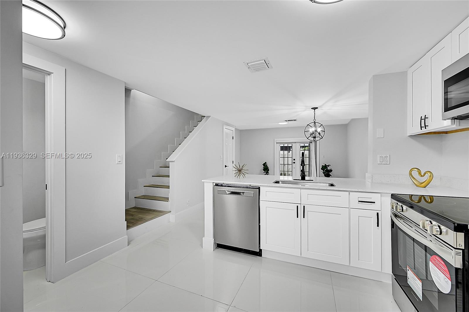 Building Photo - 2699 NE 15th St