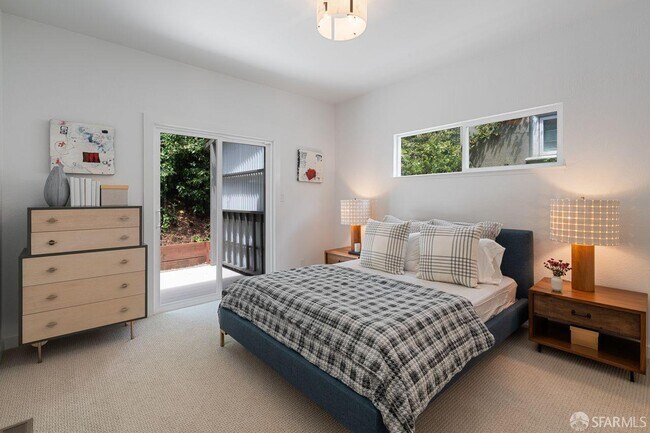 Building Photo - 628 Los Palmos Dr