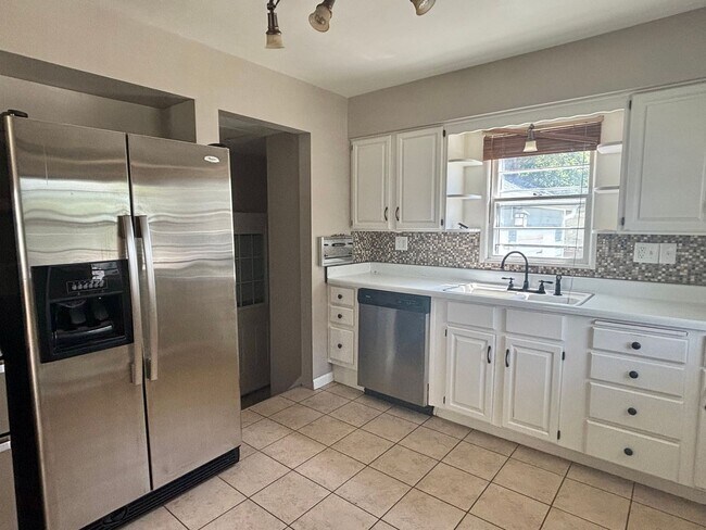 Building Photo - 3 bedroom 2 bath home centrally located!