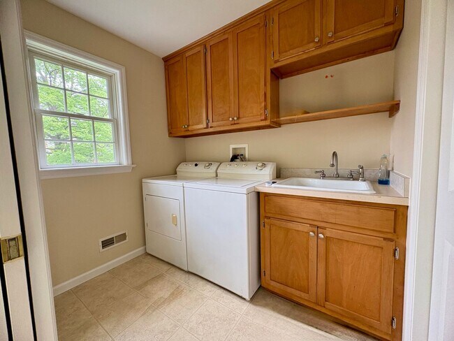 Building Photo - 3 Bedroom 2.5 Bathroom Home Available in Elizabethtown!