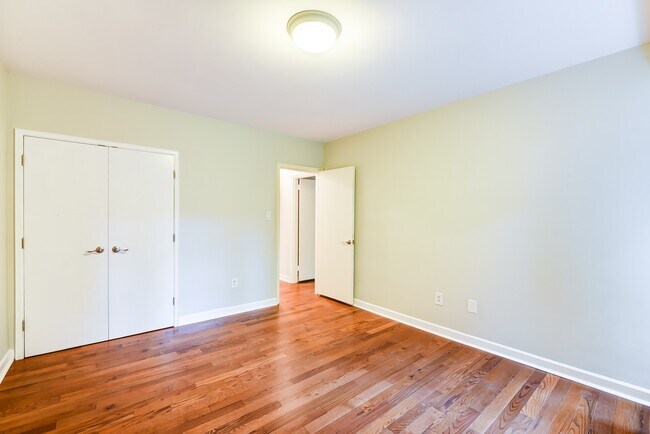 Building Photo - Spacious 2 Bedroom, 2 bath condo. Enjoy be...