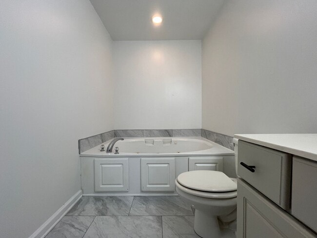 Building Photo - Beautifully renovated home!