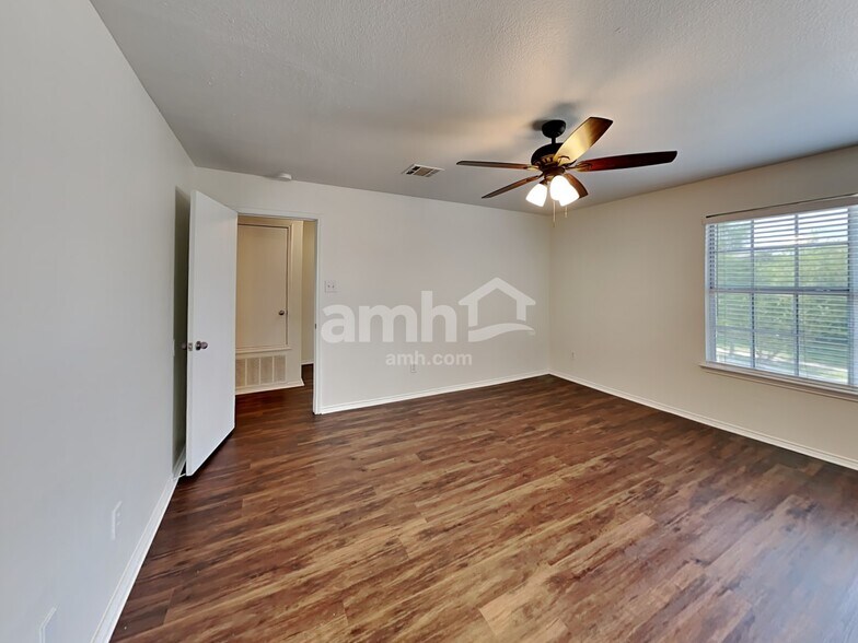 Building Photo - 2014 Kingsbridge Dr