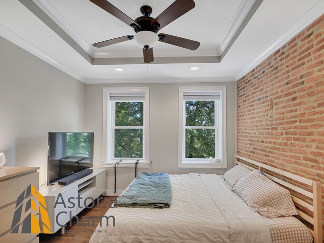 Building Photo - Classic Brick Rowhome with Rooftop Views