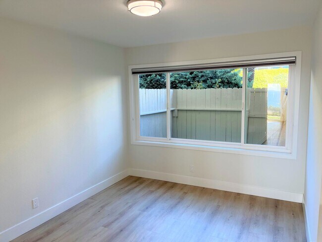 Building Photo - Ocean View Single Level Laguna Beach Condo!