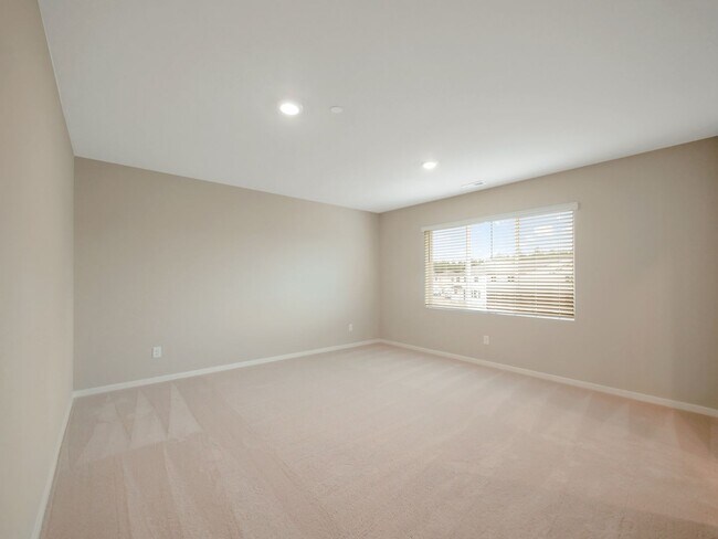 Building Photo - 4 Bed and 2.5 Bath Stunning Single-family ...