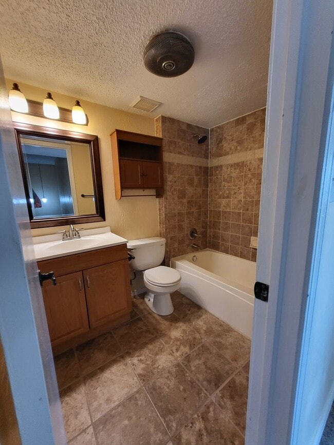 Building Photo - (2) Bed+Study/(2.5) Bath Townhome w/ Pool Access! Available NOW!