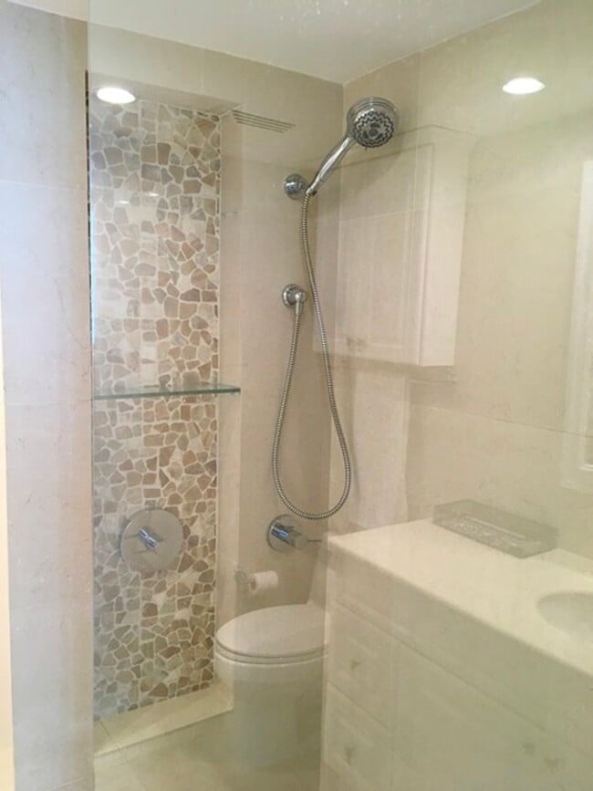 Building Photo - Great Amenities!