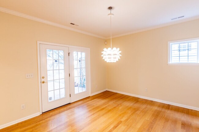 Building Photo - Single Family Home Minutes to DTWN/UVA Area