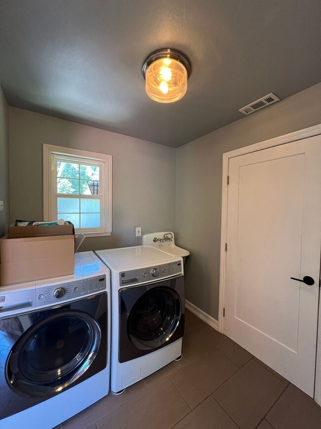 Building Photo - Beautiful 3 Bedroom Home in Scotts Valley — Spacious Yard & Ideal Location!