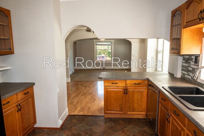 Building Photo - 702 S 51st St
