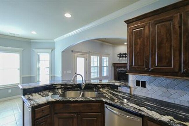 Building Photo - Gorgeous 4-Bedroom Home Ready to move in ASAP.